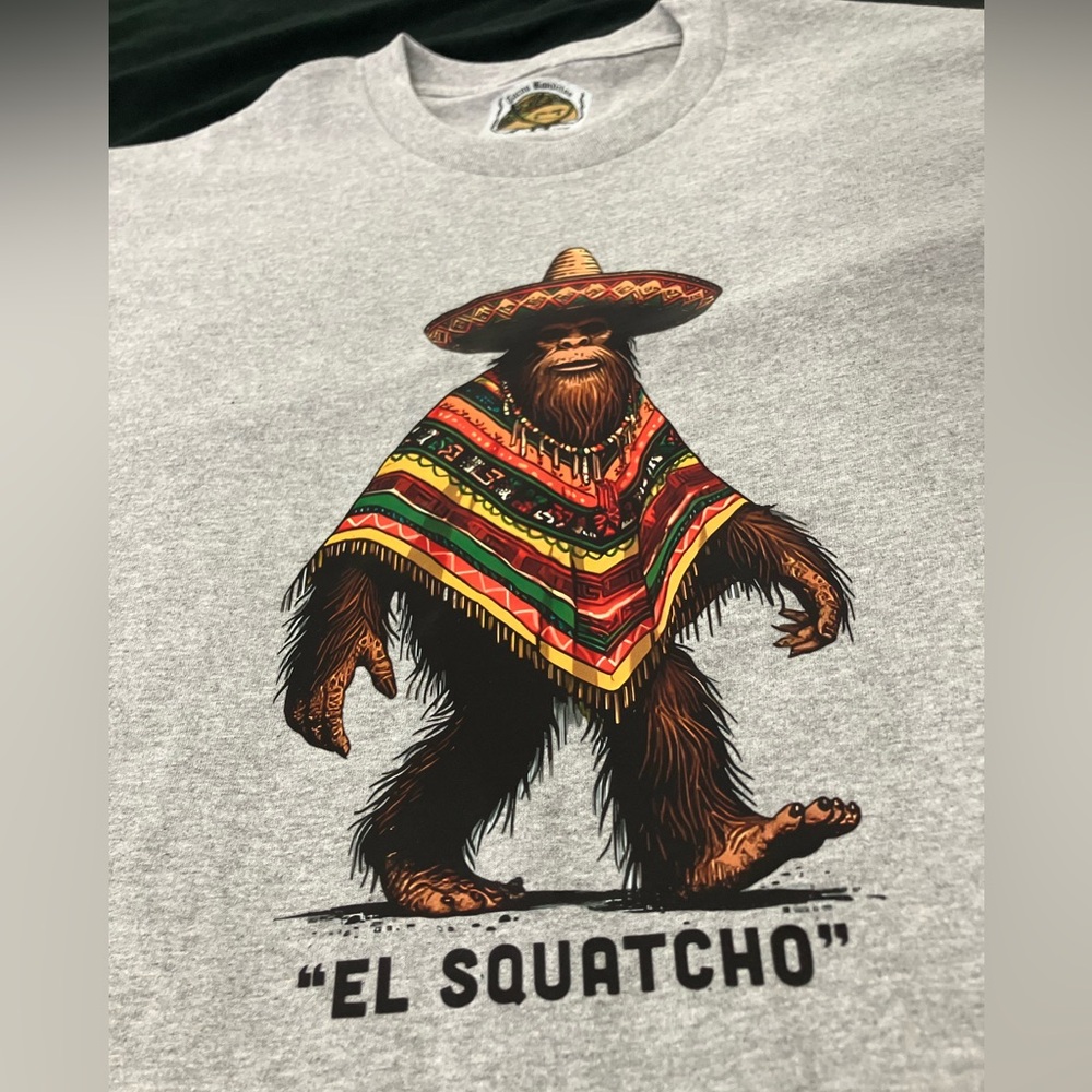 "EL SQUATCHO"  Gray Big Foot Sasquatch Taco Sombrero Poncho Men’s Tee NWT